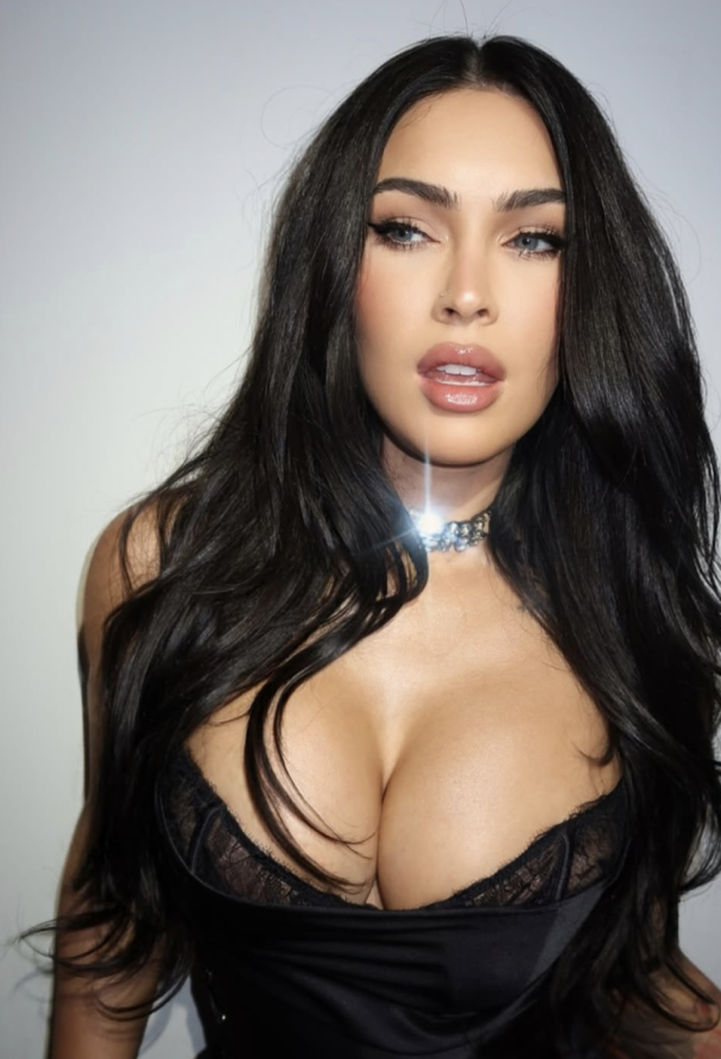 Diện váy ngủ ren đi dự tiệc, “bom sex” Megan Fox thổi bùng tranh cãi - 3