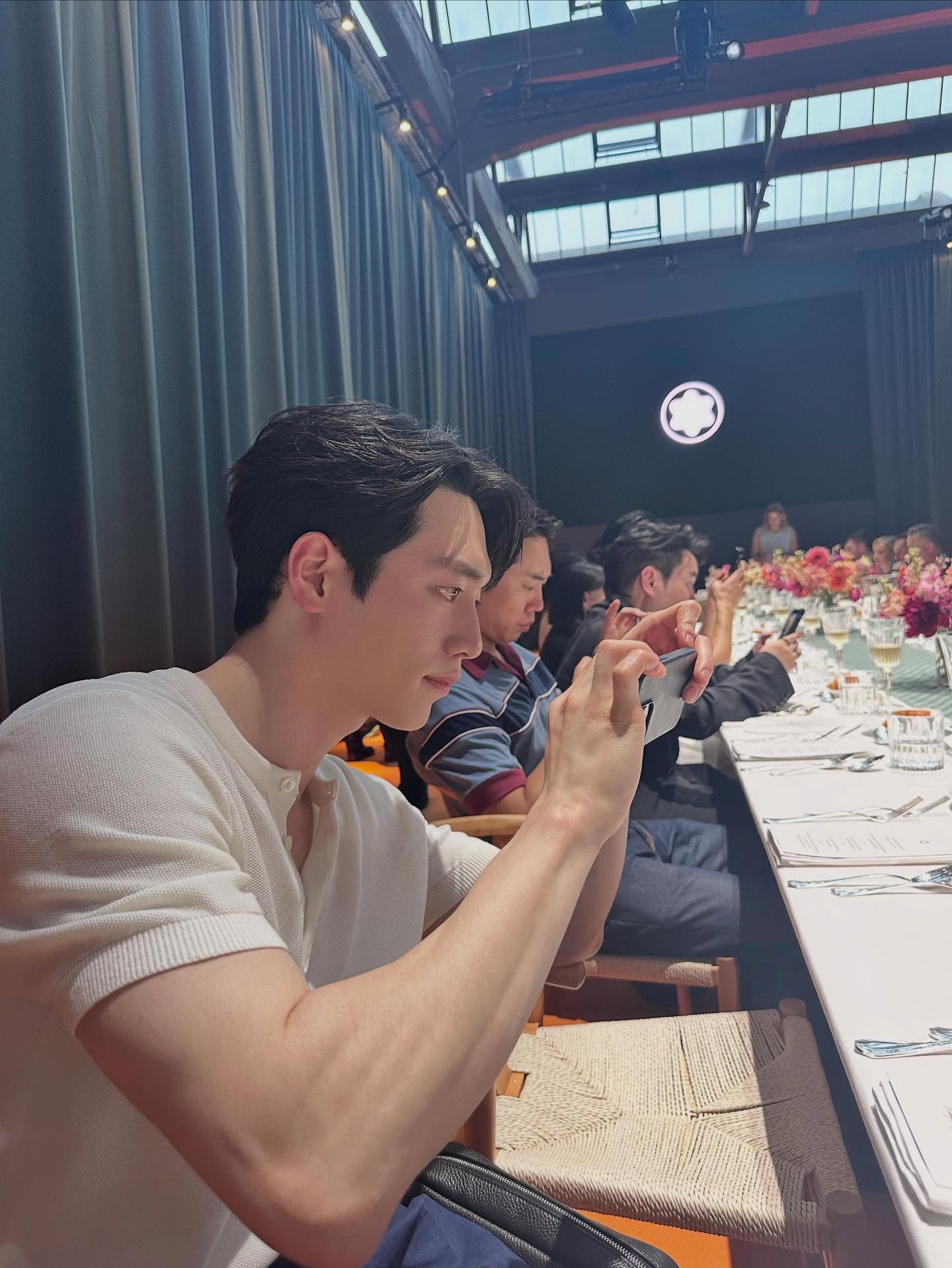 Mỹ nam khiến Jisoo mê mẩn: Từ mặt tới thân hình đều nức nở, đôi mắt hổ phách chỉ 5% thế giới có được- Ảnh 10.