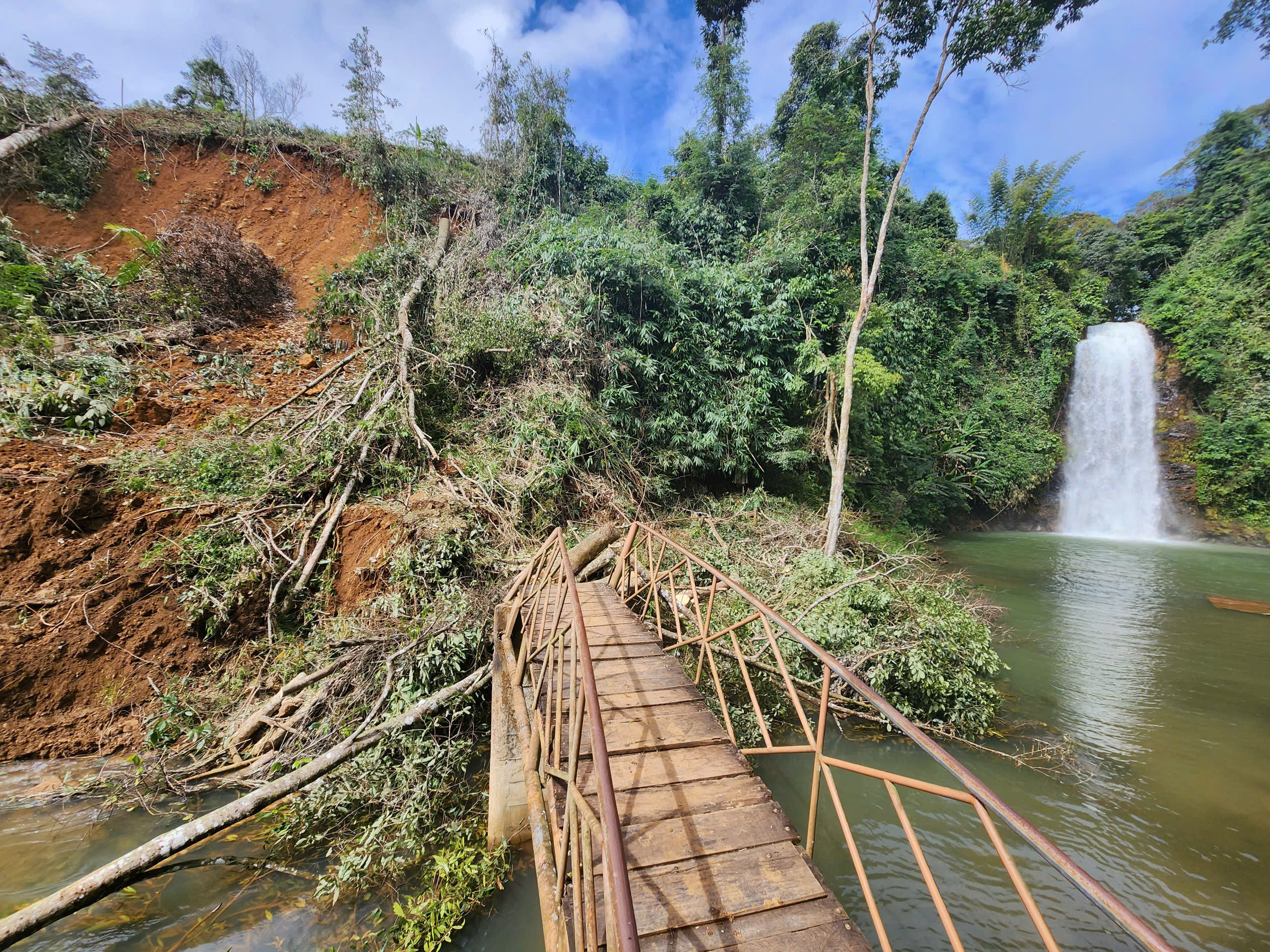 Khẩn trương xử lý sạt lở thác Pa Sỹ, điểm du lịch ‘đinh’ của Măng Đen - Ảnh 3.