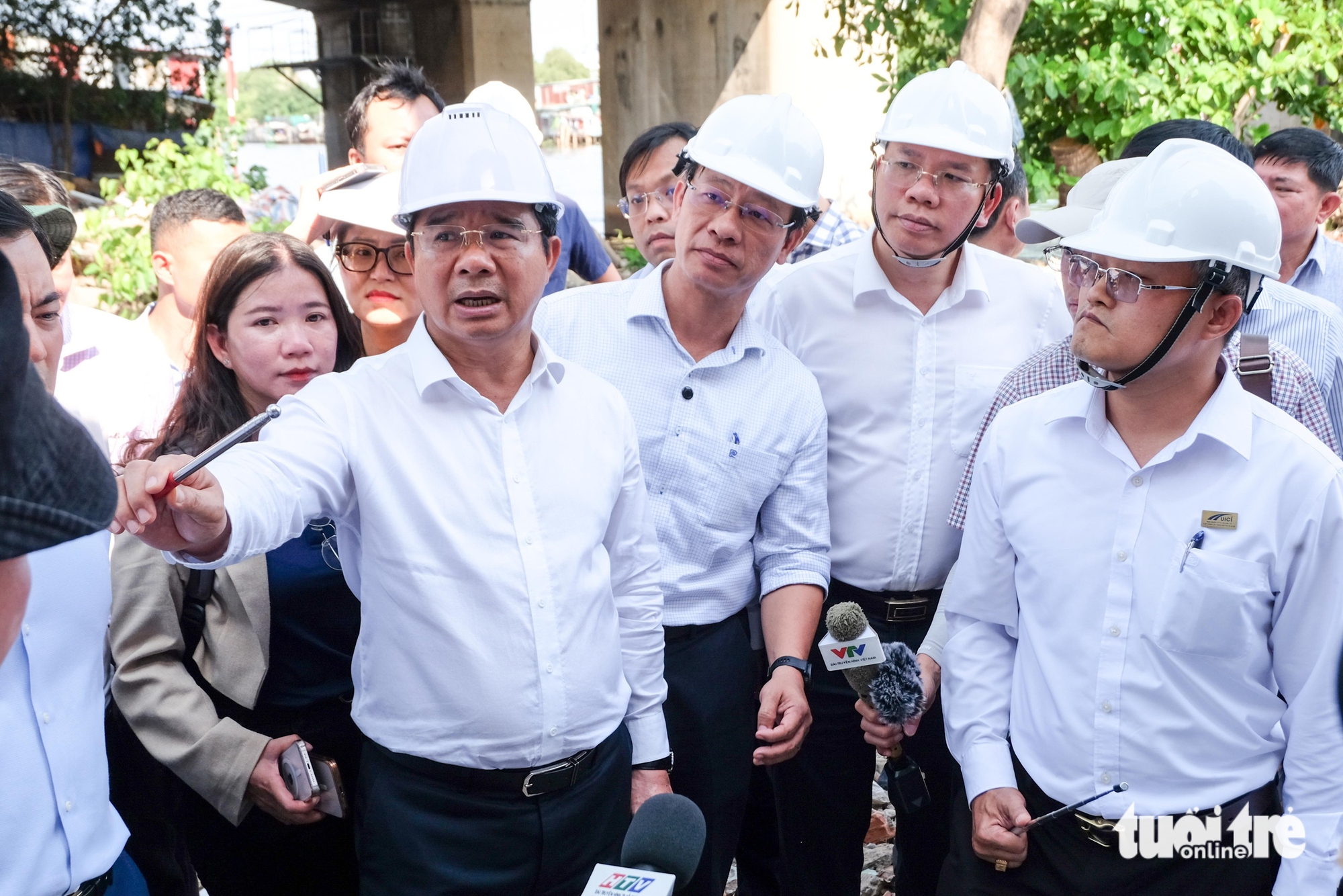 Chủ tịch TP.HCM kiểm tra dự án cầu đường Nguyễn Khoái, hơn nửa mặt bằng đã bàn giao - Ảnh 3.