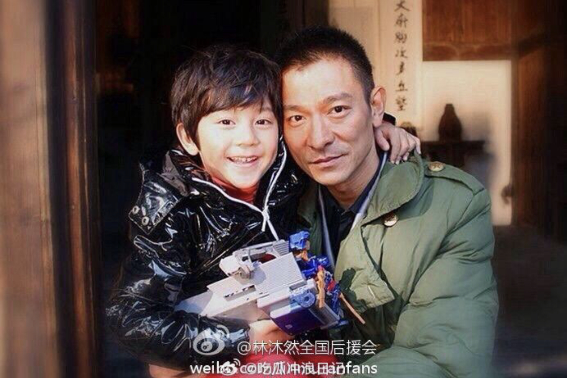 Nhan sắc sau 10 năm của em bé được nửa showbiz bế trên tay đang viral khắp MXH- Ảnh 3.