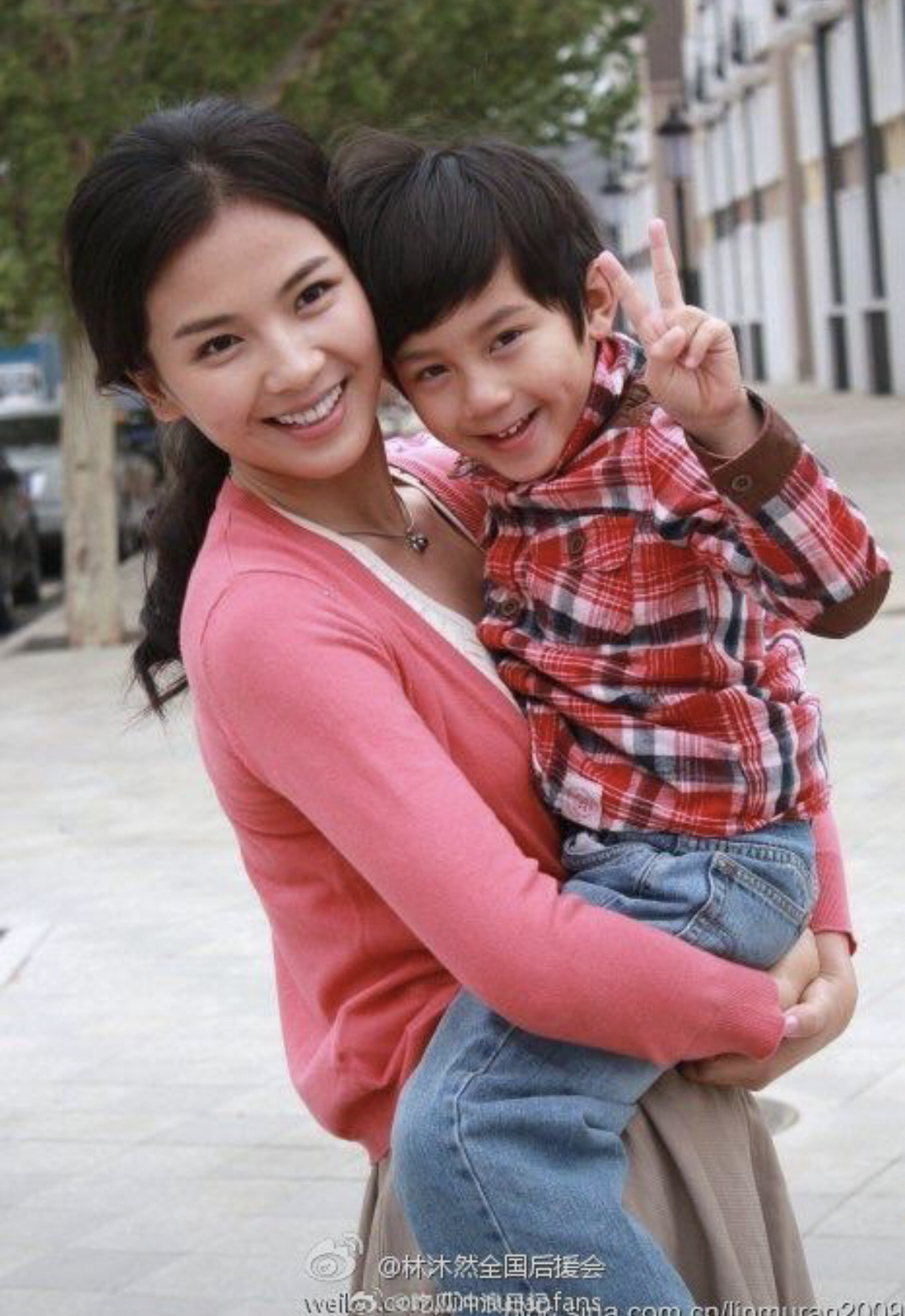 Nhan sắc sau 10 năm của em bé được nửa showbiz bế trên tay đang viral khắp MXH- Ảnh 4.