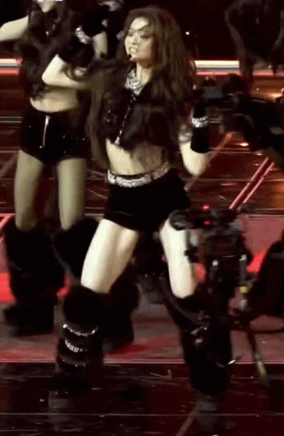 Bé gái đẹp nhất thế giới nay là ca sĩ nổi tiếng: Nhan sắc ngày càng khác lạ, vừa lớn đã xóa sổ quá khứ- Ảnh 8.