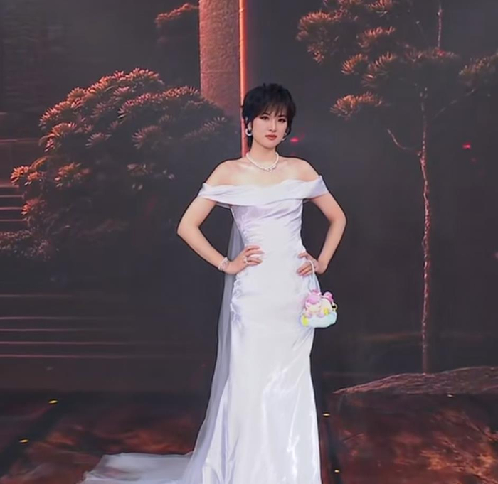 Đại tiểu thư giàu nhất showbiz, không ai dám coi thường: Cử nhân Harvard, ở biệt thự 2.000 tỷ, mặc bảo vật tiến vua lên thảm đỏ- Ảnh 4.