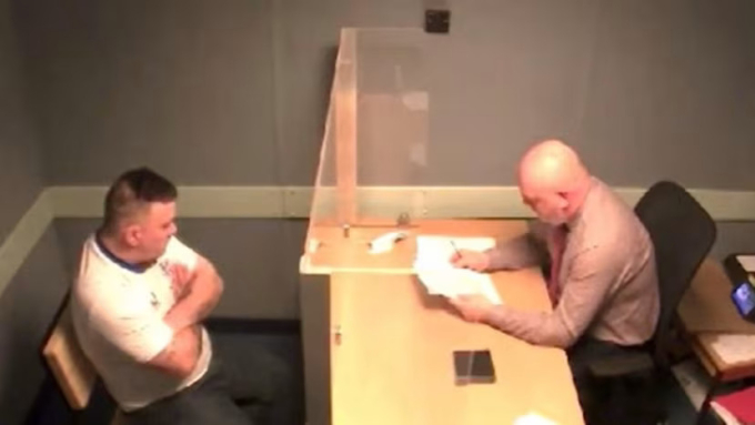 Từ năm 2005 đến 2007, Iain Packer (trái) đã bị cảnh sát thẩm vấn 6 lần. Ảnh: ITV