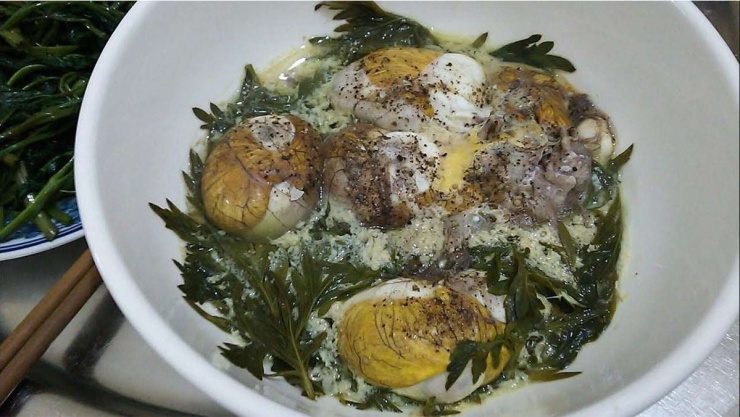 Trứng vịt lộn hấp bia và rau răm là một món ăn chứa đầy chất dinh dưỡng cho cơ thể và nhất là giúp bổ não.