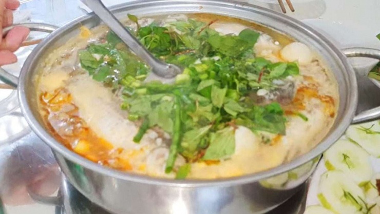 Cháo cá diếc rau răm lạ miệng, thơm ngon. Thịt cá diếc mềm ngọt, giàu chất dinh dưỡng.