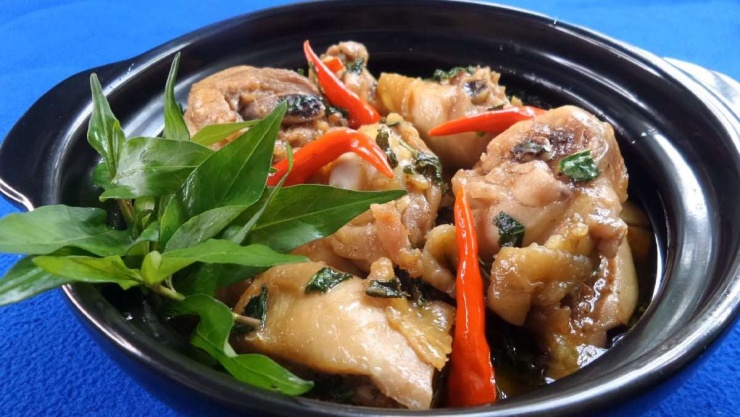 Món gà kho rau răm cực đơn giản. Ở món ăn này bạn có thể sử dụng bất cứ bộ phận nào của con gà để kho đều được, tuy nhiên đùi sẽ là phần thịt ngon nhất, giúp món kho của bạn thêm ngon hơn.