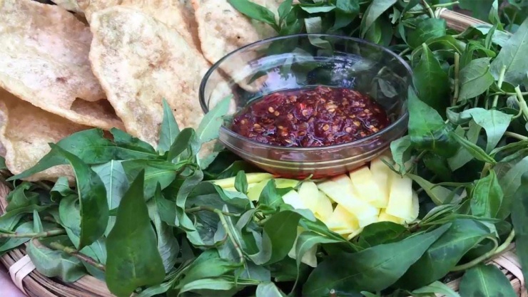 Chả cá cuốn rau răm lạ miệng, cực ngon. Khi ăn bạn sẽ cuốn chả cá với rau răm hoặc dùng bánh tráng để cuối chả cá và rau răm rồi chấm với sốt tương ớt.