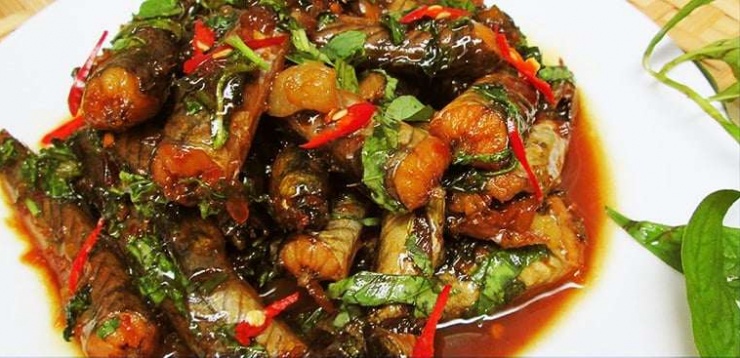 Cá kèo kho rau răm thơm ngon sẽ giúp thực đơn bữa tối nhà bạn thêm phần hấp dẫn. Thịt cá mềm và béo với vị mặn, ngọt vừa ăn, kết hợp với hương rau răm đặc trưng cùng vị cay của ớt và tiêu.