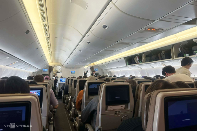 Chuyến bay sang châu Âu của hãng Swiss International Air Lines gần như kín chỗ. Ảnh: Phương Thanh