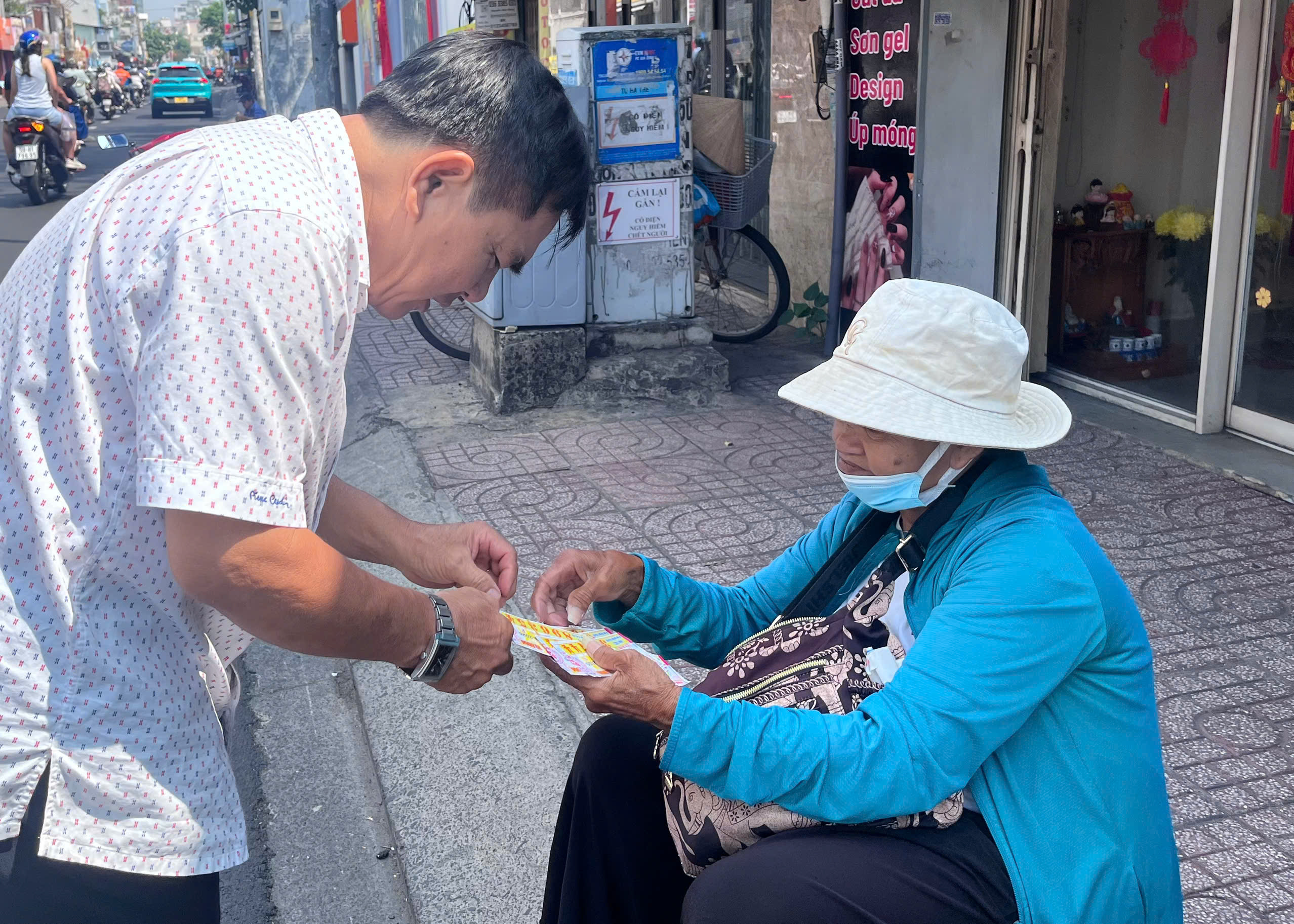 Người già trong vòng xoáy 'mua đứt bán đoạn vé số': Nghề đánh cược với trời- Ảnh 2.