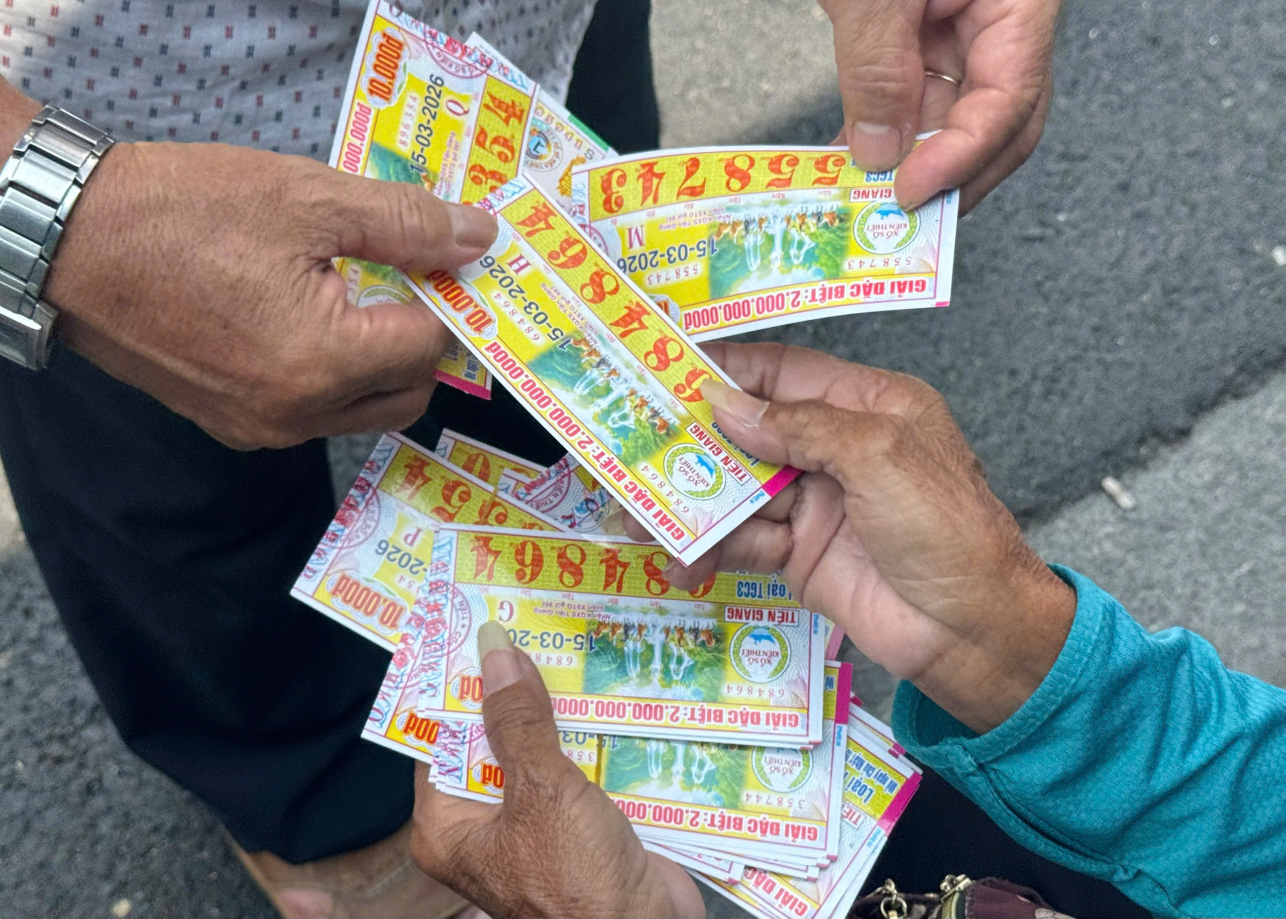 Người già trong vòng xoáy 'mua đứt bán đoạn vé số': Nghề đánh cược với trời- Ảnh 3.