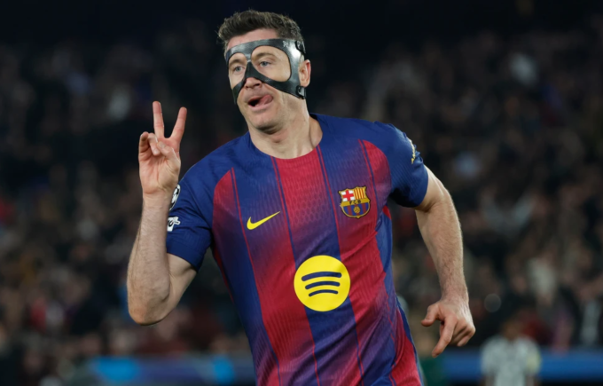 Robert Lewandowski ăn mừng sau khi hoàn tất cú đúp. Ảnh: AP