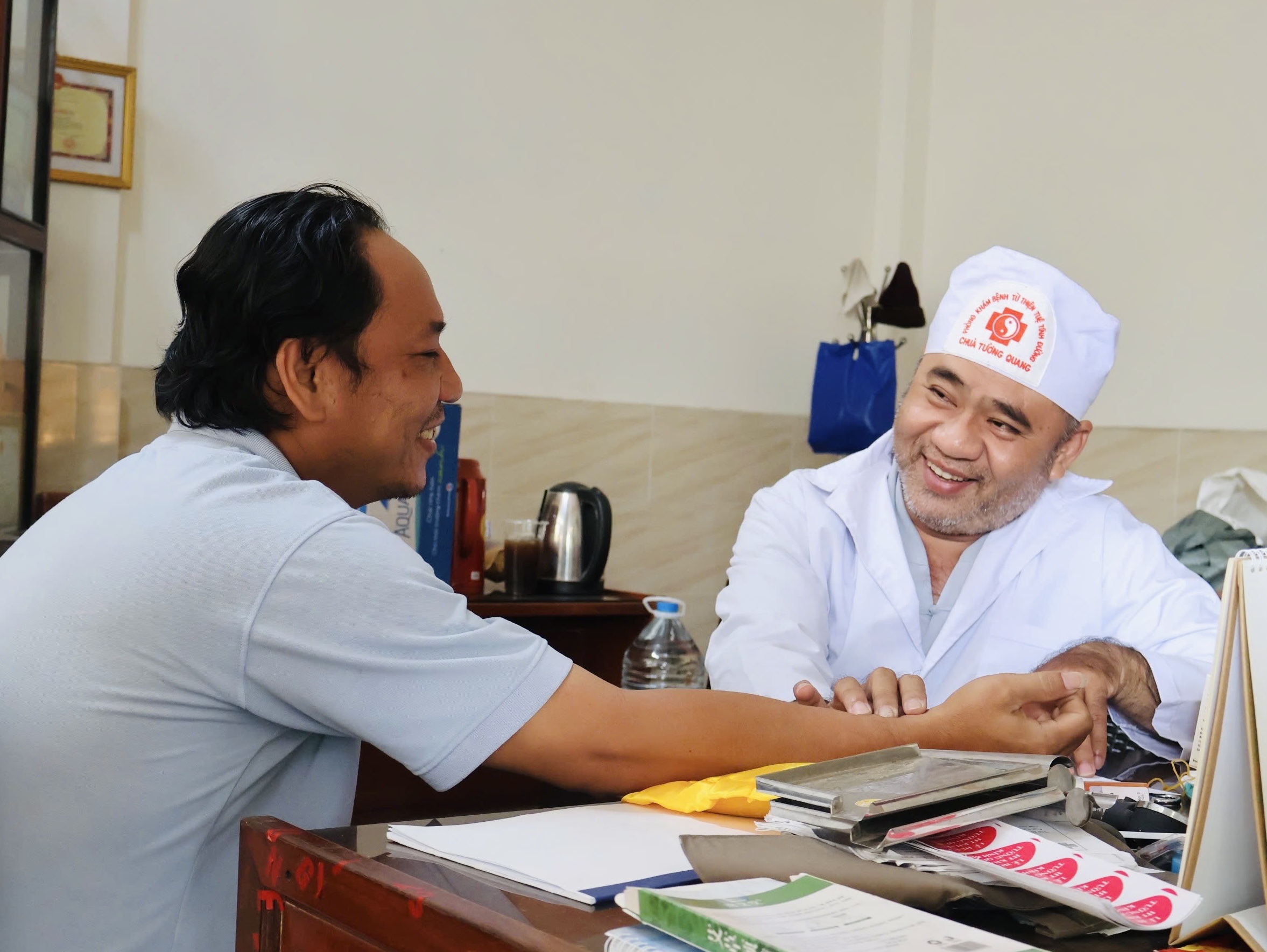 Phòng khám miễn phí trong chùa: Người ở lại mấy chục năm không lương vì điều gì?- Ảnh 3.