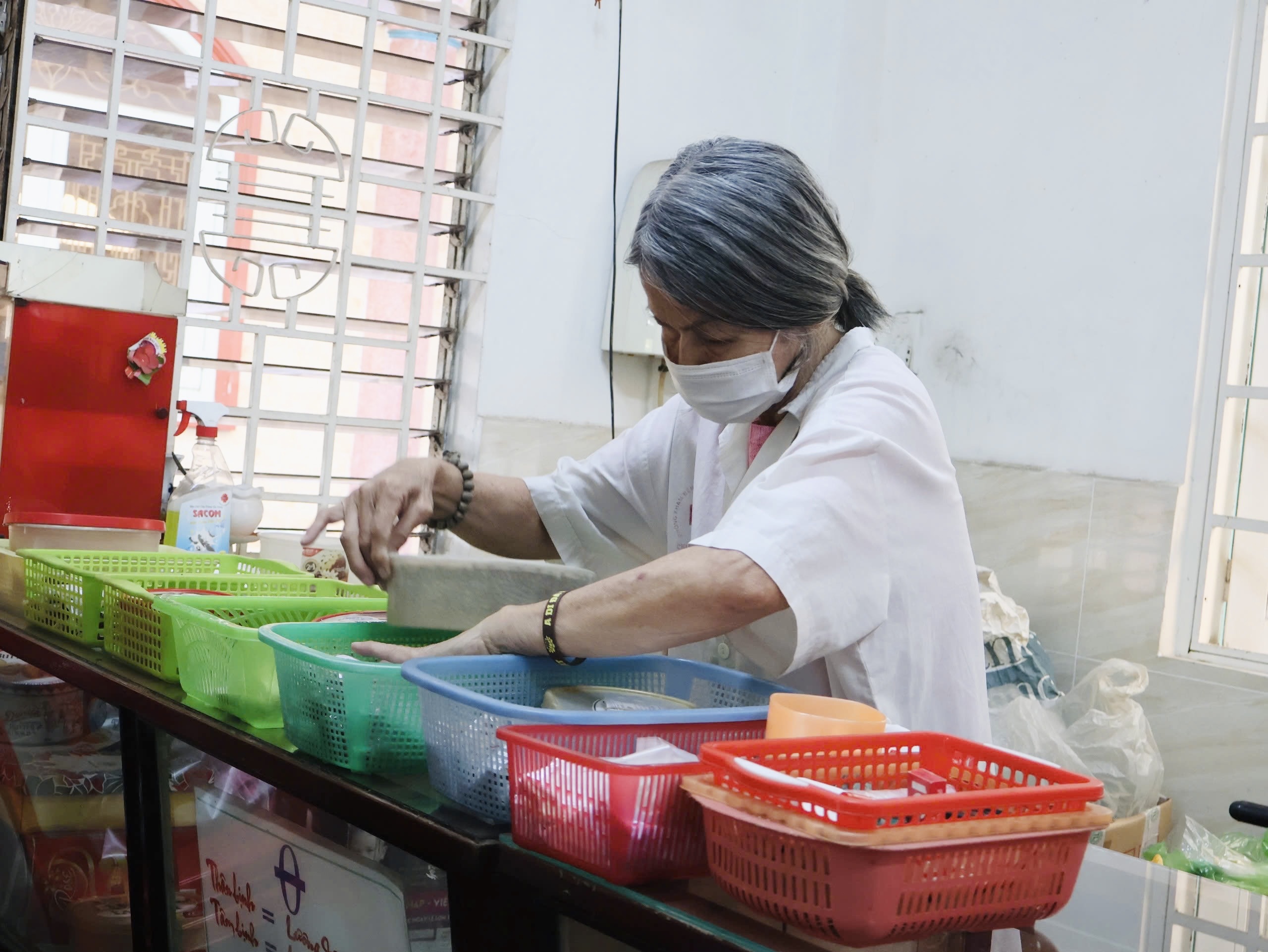 Phòng khám miễn phí trong chùa: Người ở lại mấy chục năm không lương vì điều gì?- Ảnh 6.