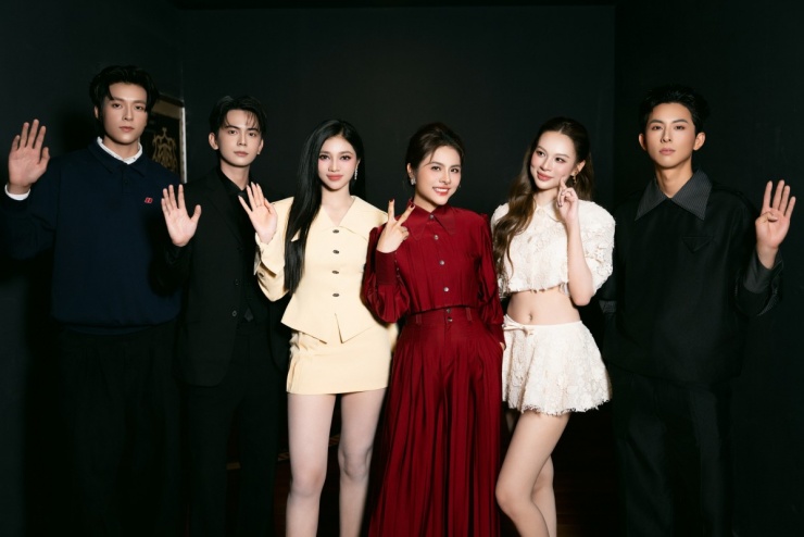 Dàn cast còn có nhiều gương mặt quen thuộc, được khán giả yêu thích như NSƯT Hữu Châu, Mai Thu Huyền, Vân Trang (áo đỏ)...