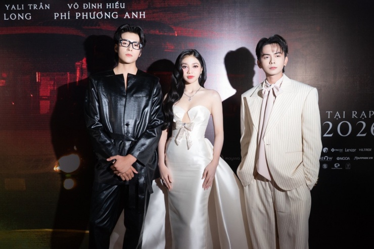 Minh Kiên bên hai bạn diễn.