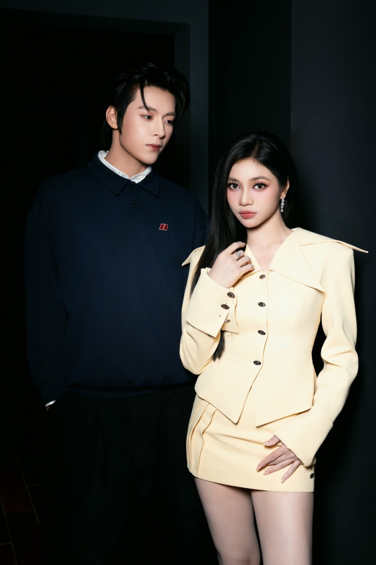 Trong phim, Minh Kiên có nụ hôn màn ảnh đầu tiên với nam chính Vĩnh Đam. Dù chưa có kinh nghiệm, cô cho biết cảnh quay được thực hiện suôn sẻ mà không cần tập luyện trước.