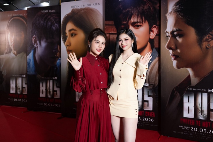 Minh Kiên bên đàn chị Vân Trang.