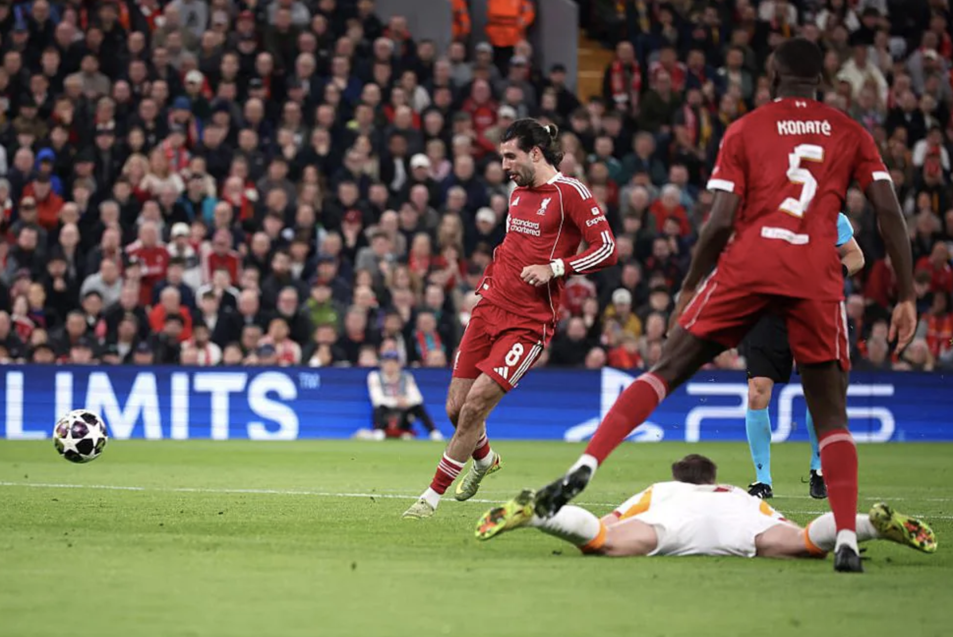Liverpool đè bẹp Galatasaray, hiên ngang vào tứ kết Champions League - Ảnh 2.