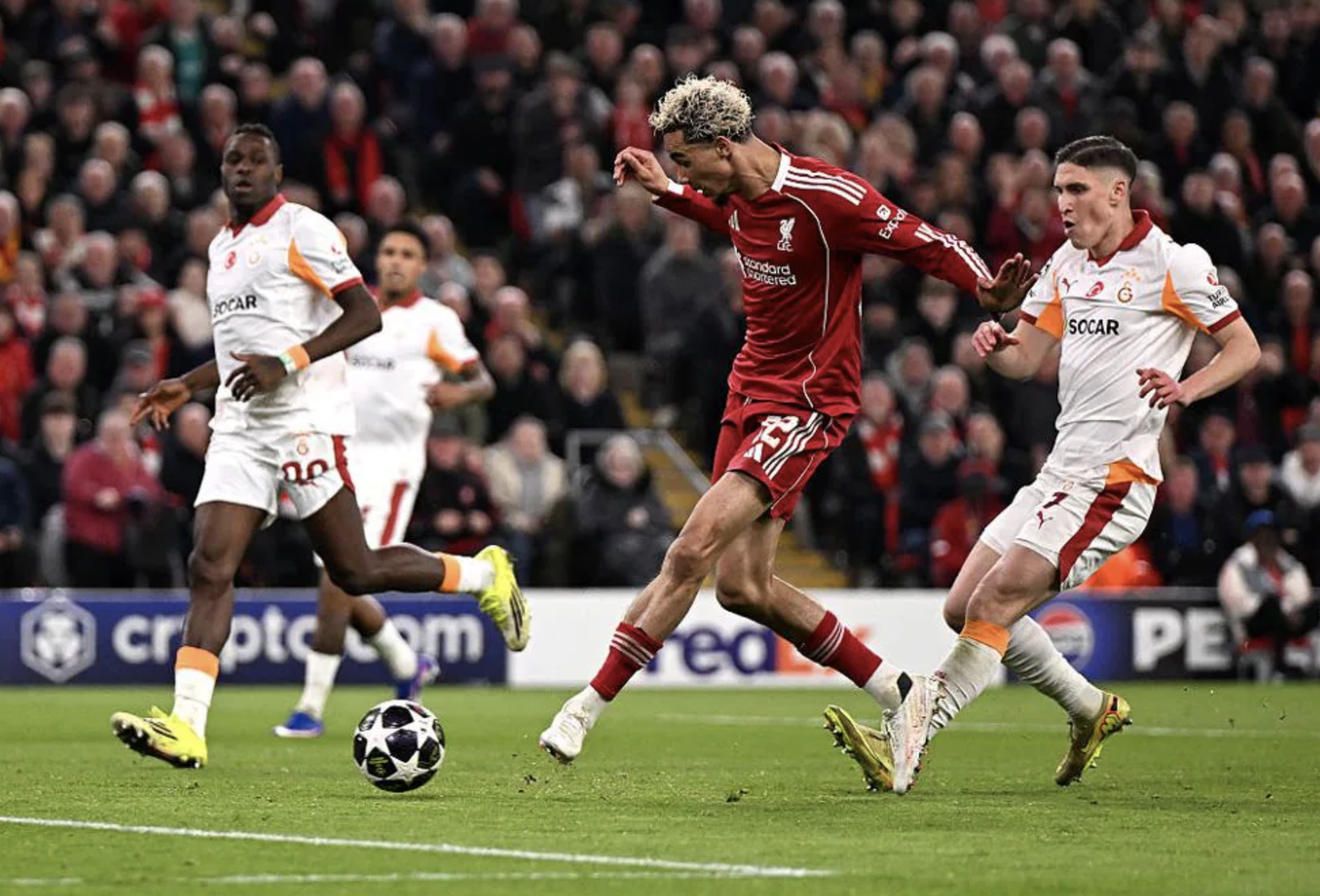 Liverpool đè bẹp Galatasaray, hiên ngang vào tứ kết Champions League - Ảnh 3.