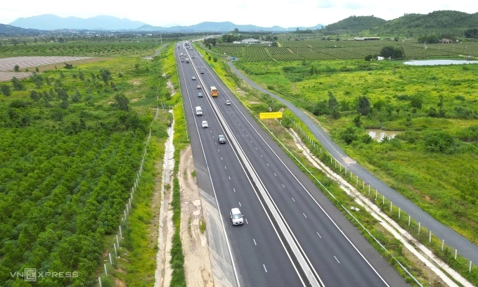 Cao tốc Dầu Giây - Phan Thiết trên trục từ TP HCM ra Nha Trang có làn khẩn cấp liên tục hai bên. Ảnh: Việt Quốc