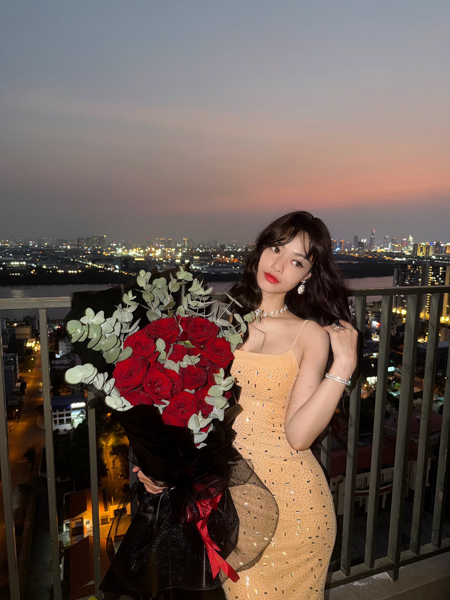 Bức ảnh bị chụp lén khiến Á hậu Lona Kiều Loan lộ bí mật liên quan đến bác sĩ thẩm mỹ- Ảnh 2.