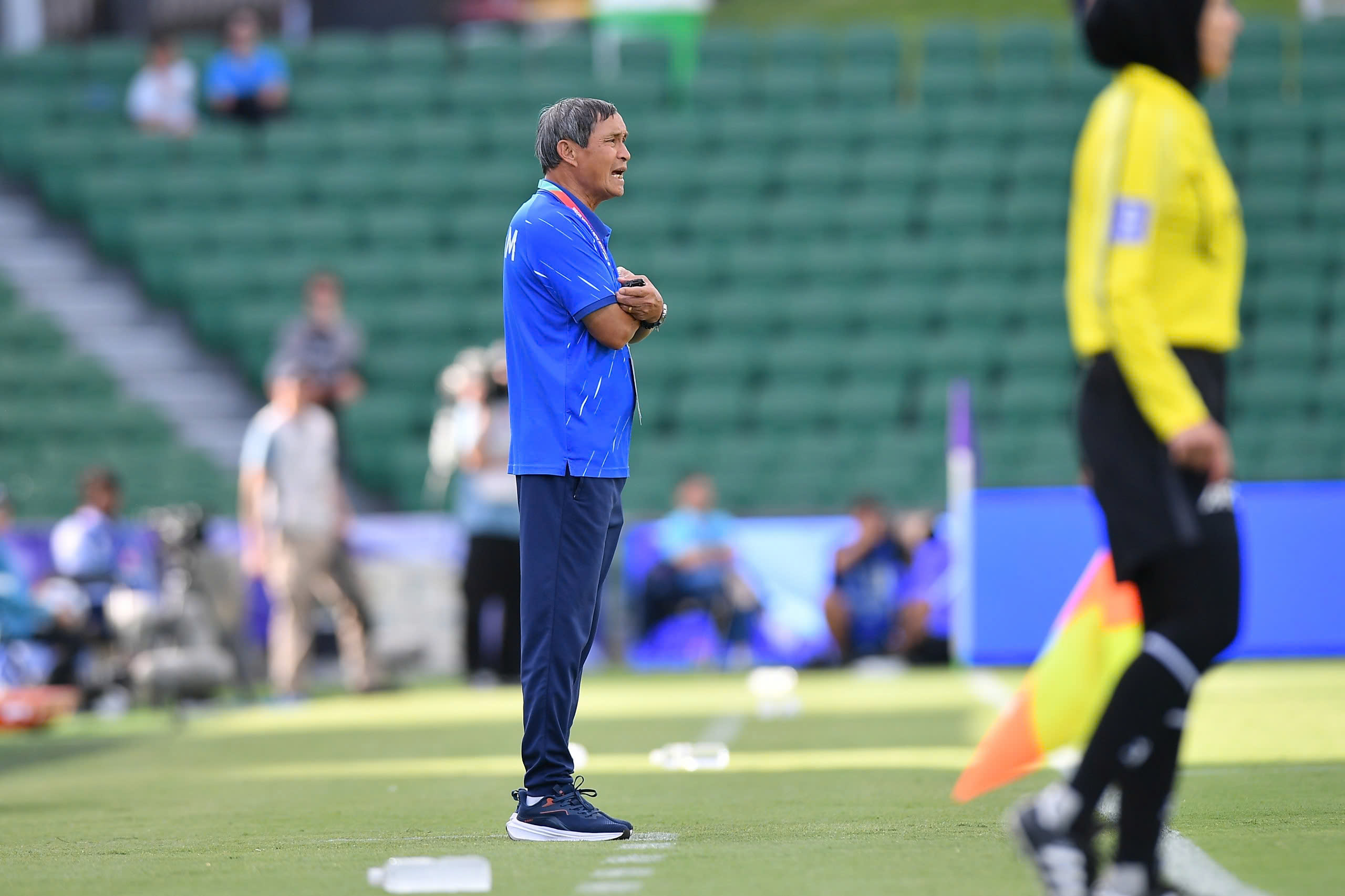 1773880865 709 Nong ghe HLV truong tuyen bong da nu