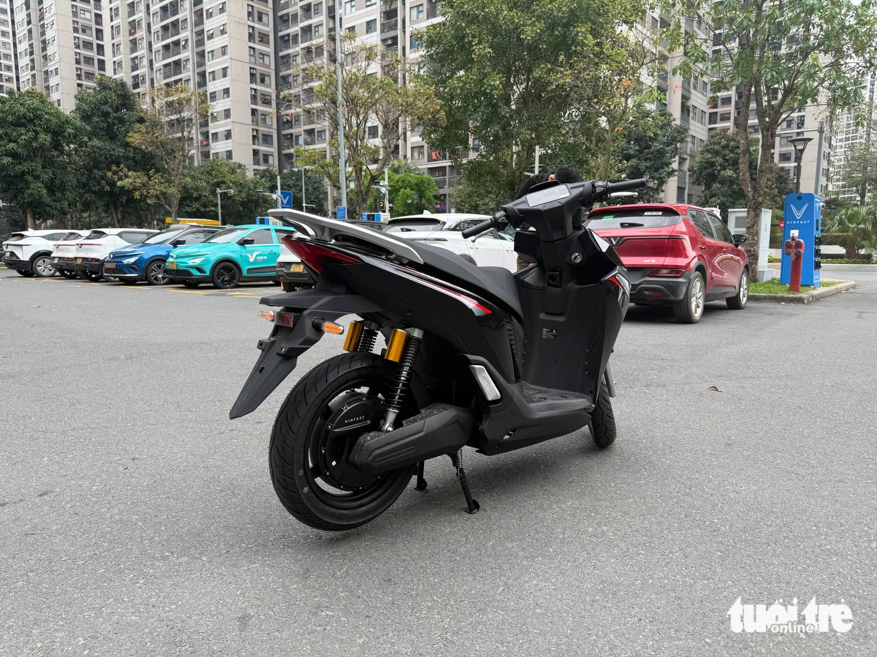 Cận cảnh xe máy điện đổi pin VinFast Viper ngoài đời thực: Giá từ 40 triệu, chạy tới 156km/đổi 2 pin - Ảnh 5.