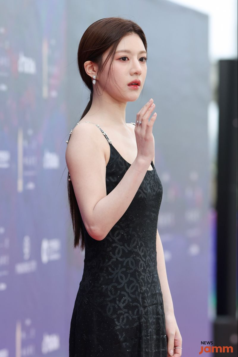 Mỹ nữ mặt xinh như búp bê, mặc đẹp không cần cố, chuẩn 