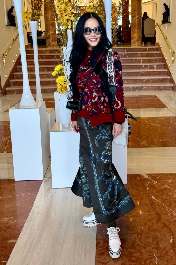 Trong ảnh, ca sĩ diện cả 'cây' trang phục họa tiết Paisley của thương hiệu Sacai, với mức giá khoảng 30 triệu đồng cho mỗi món. Nhằm tăng nhẹ chiều cao mà vẫn giữ sự thoải mái, Hồng Nhung chọn thiết kế đế độn đặc trưng của Stella McCartney.