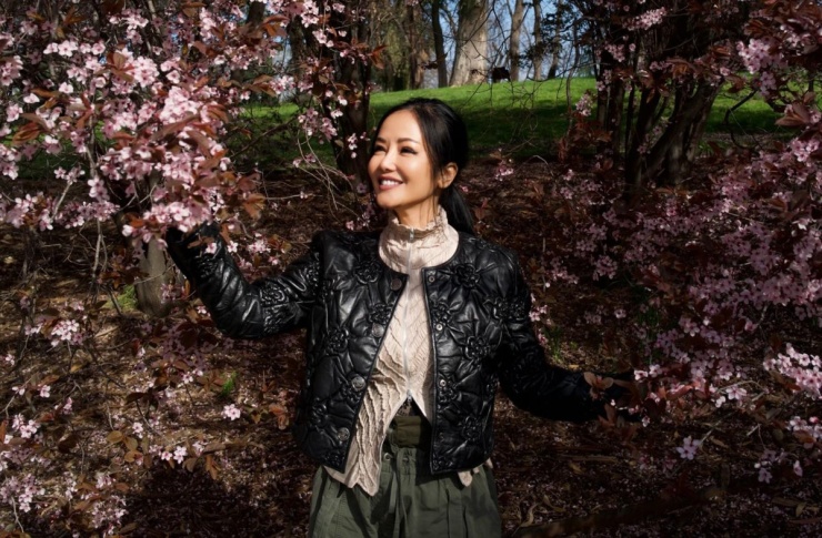 Hồng Nhung cho biết trong nhiều năm hoạt động nghệ thuật, cô không có stylist mà thường chọn trang phục theo tâm trạng, cảm hứng mỗi ngày. Theo cô, thời trang gắn bó với nghệ thuật, vì vậy hơn cả quần áo đẹp, phong cách còn thể hiện cả tính cách của người mặc, gu thẩm mỹ và cách họ nhìn nhận về cái đẹp.