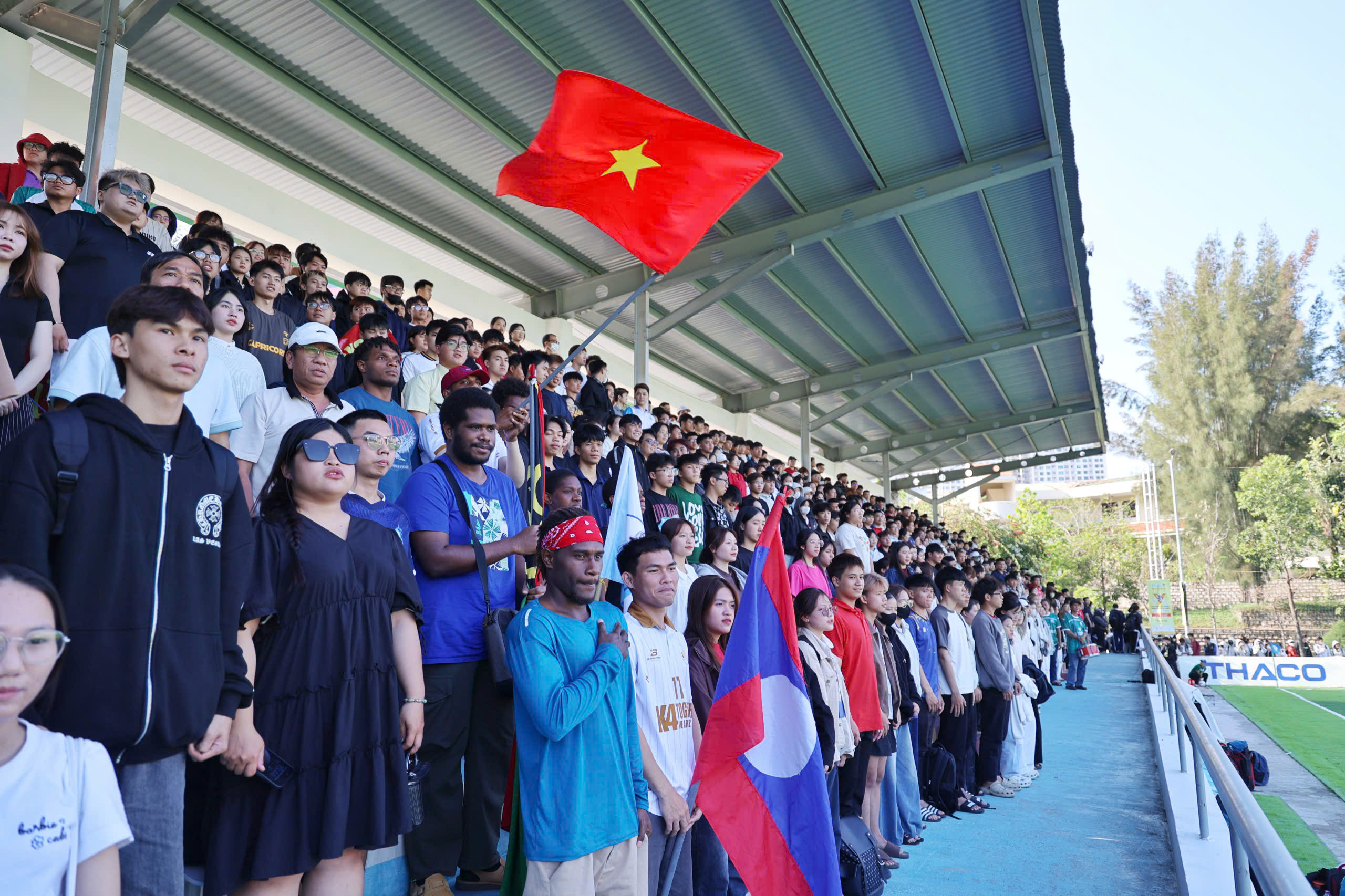 Lưu học sinh quốc tế cũng ‘bùng nổ’ trên khán đài TNSV THACO Cup 2026- Ảnh 3.