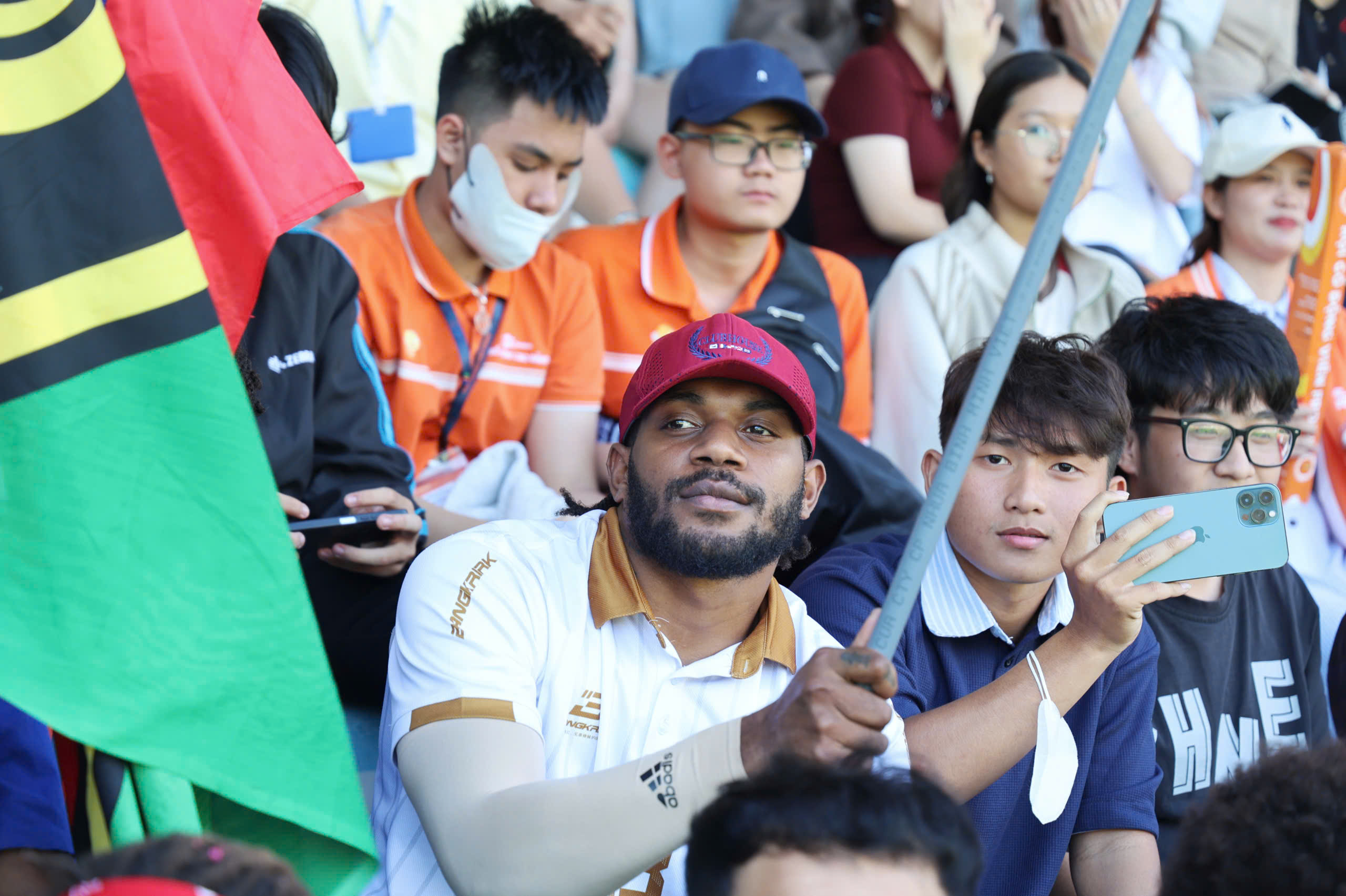 Lưu học sinh quốc tế cũng ‘bùng nổ’ trên khán đài TNSV THACO Cup 2026- Ảnh 2.