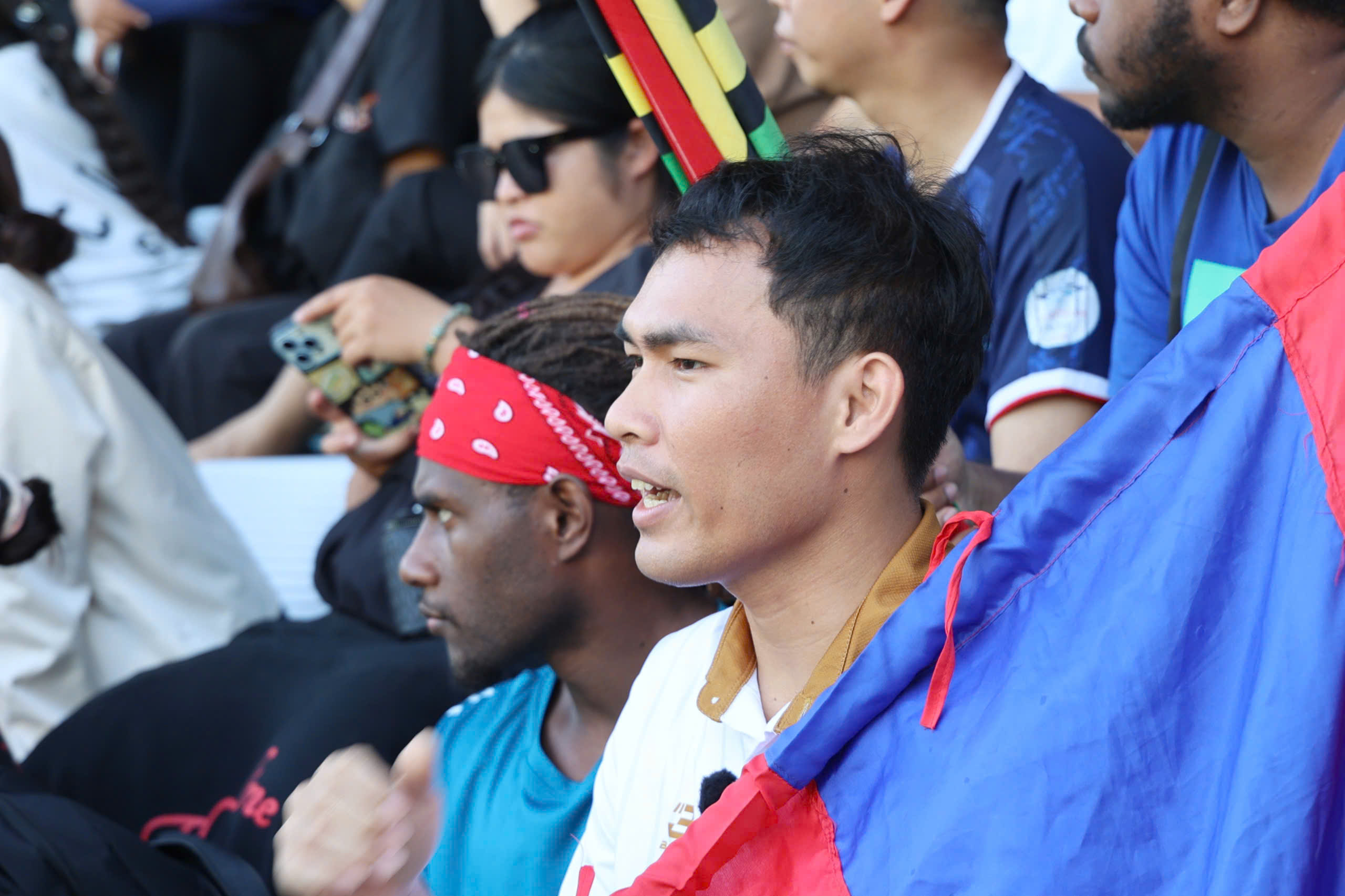 Lưu học sinh quốc tế cũng ‘bùng nổ’ trên khán đài TNSV THACO Cup 2026- Ảnh 4.