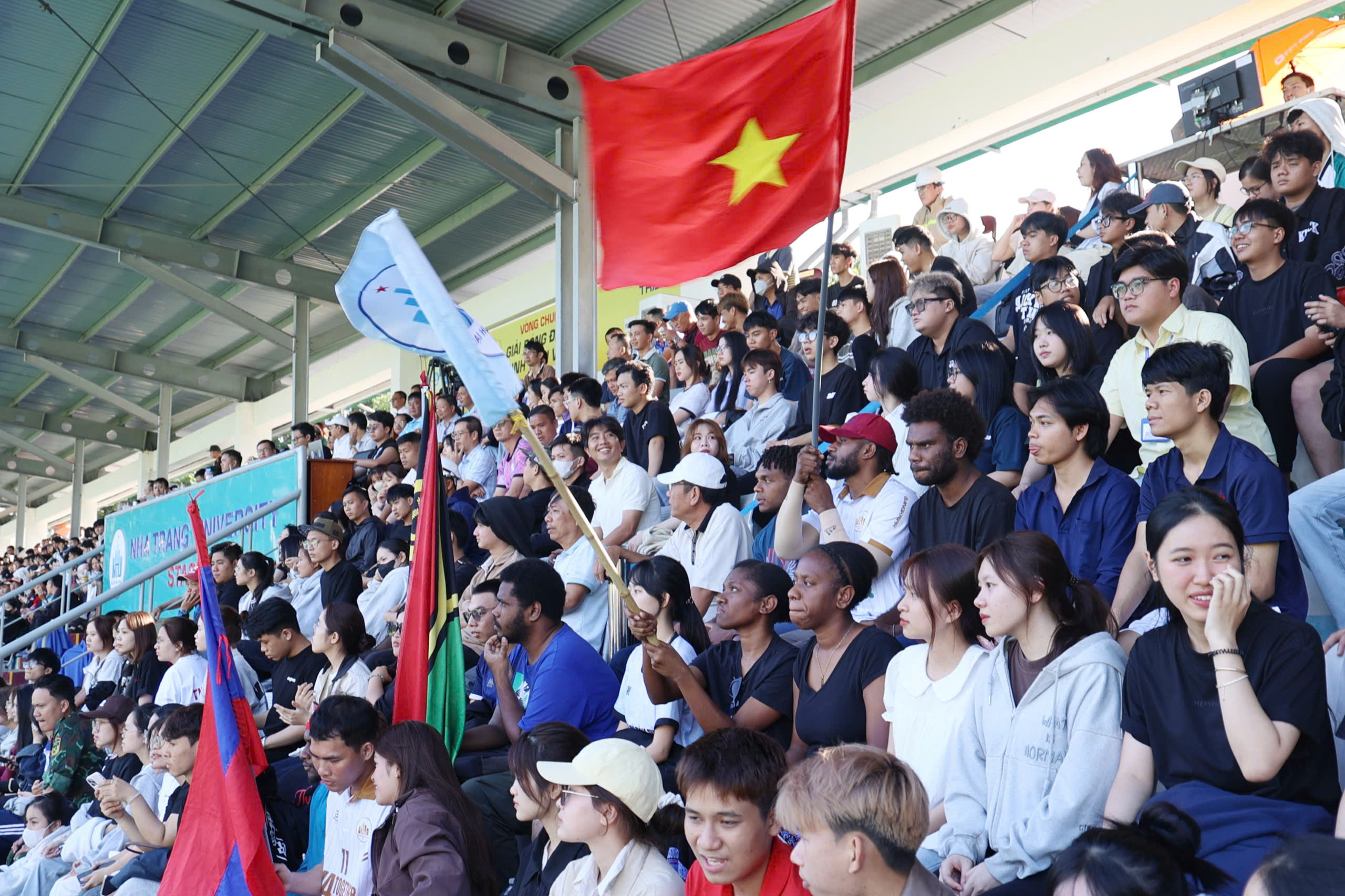 Lưu học sinh quốc tế cũng ‘bùng nổ’ trên khán đài TNSV THACO Cup 2026- Ảnh 5.