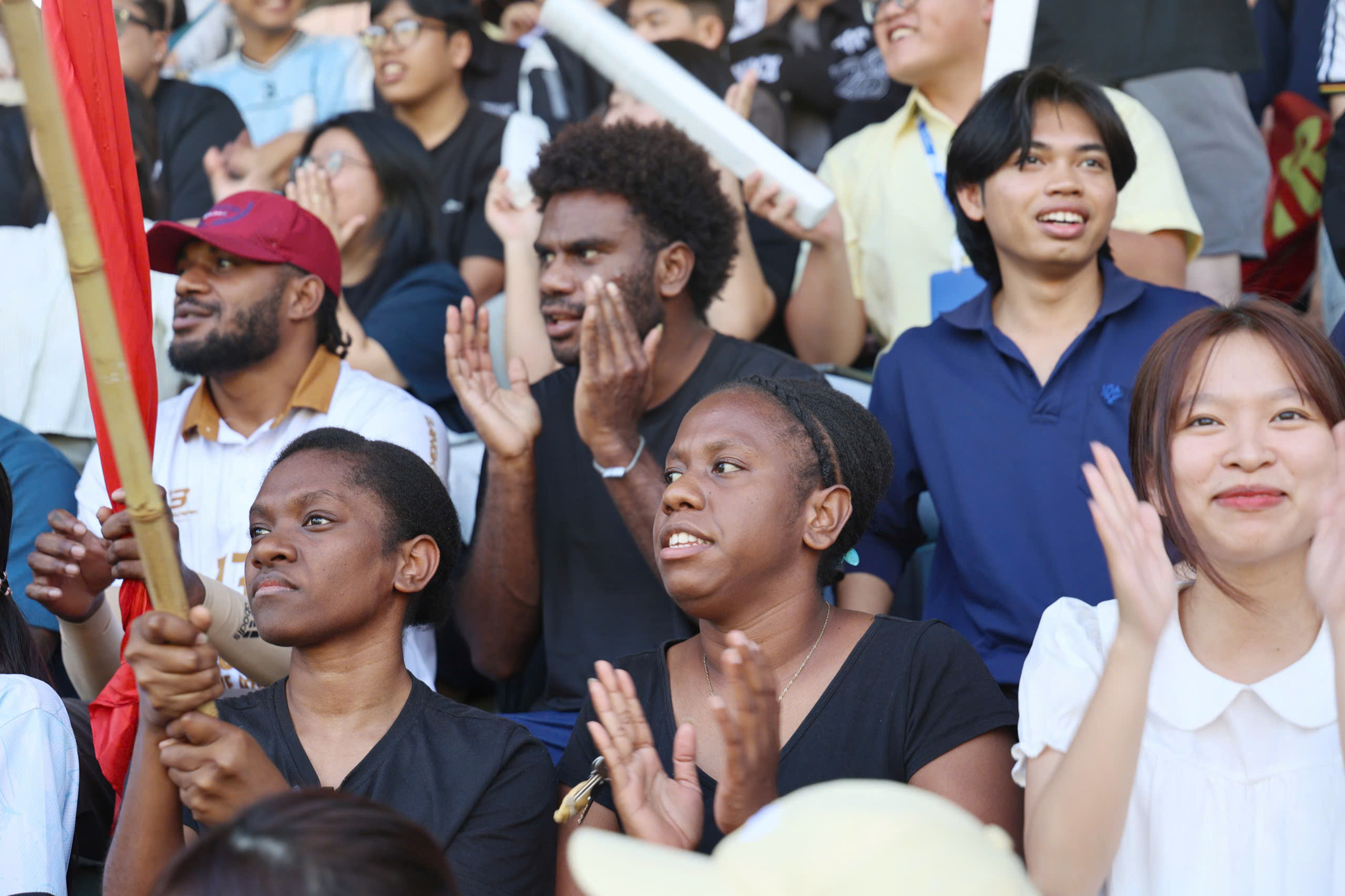 Lưu học sinh quốc tế cũng ‘bùng nổ’ trên khán đài TNSV THACO Cup 2026- Ảnh 6.