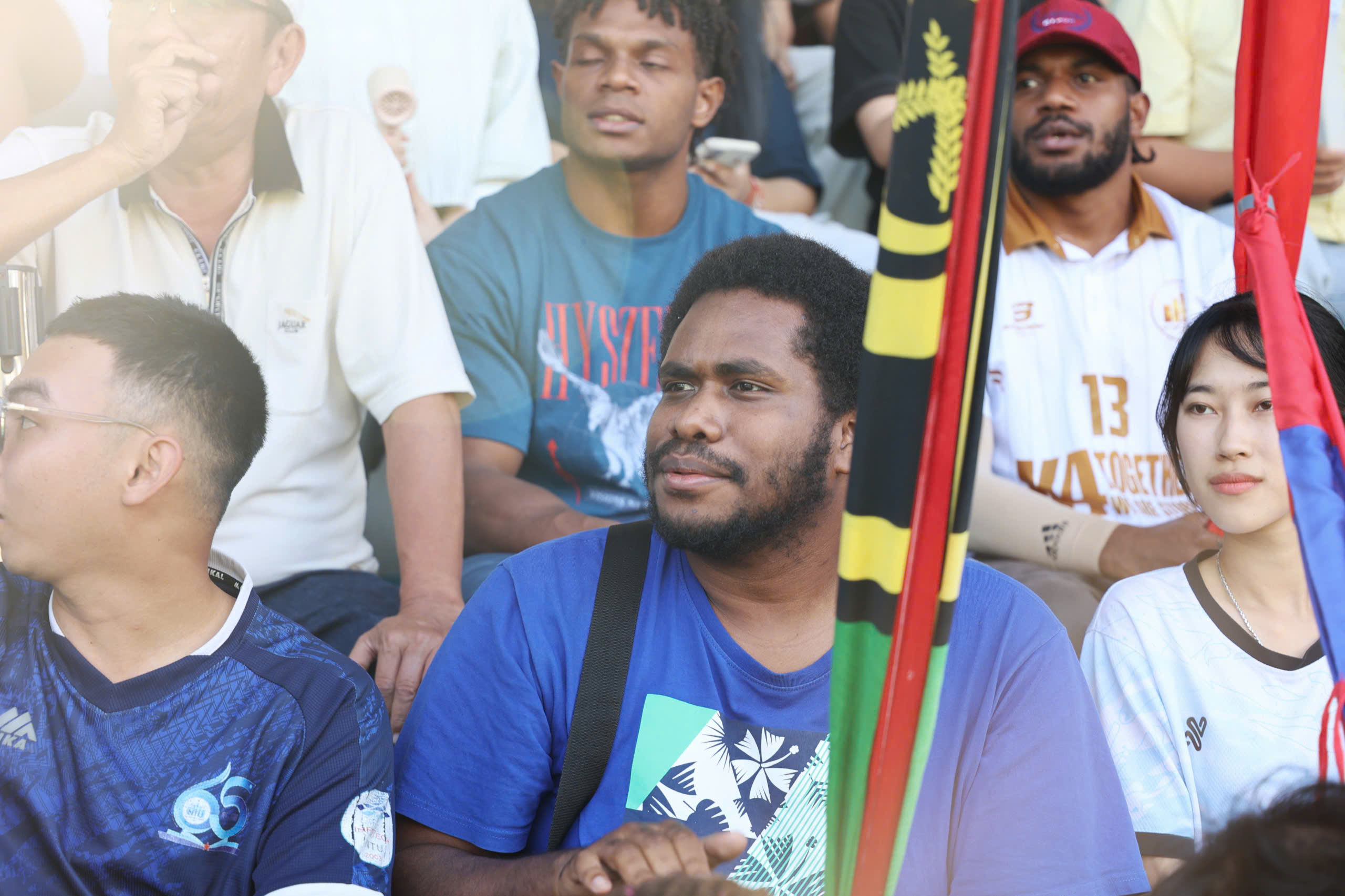 Lưu học sinh quốc tế cũng ‘bùng nổ’ trên khán đài TNSV THACO Cup 2026- Ảnh 7.