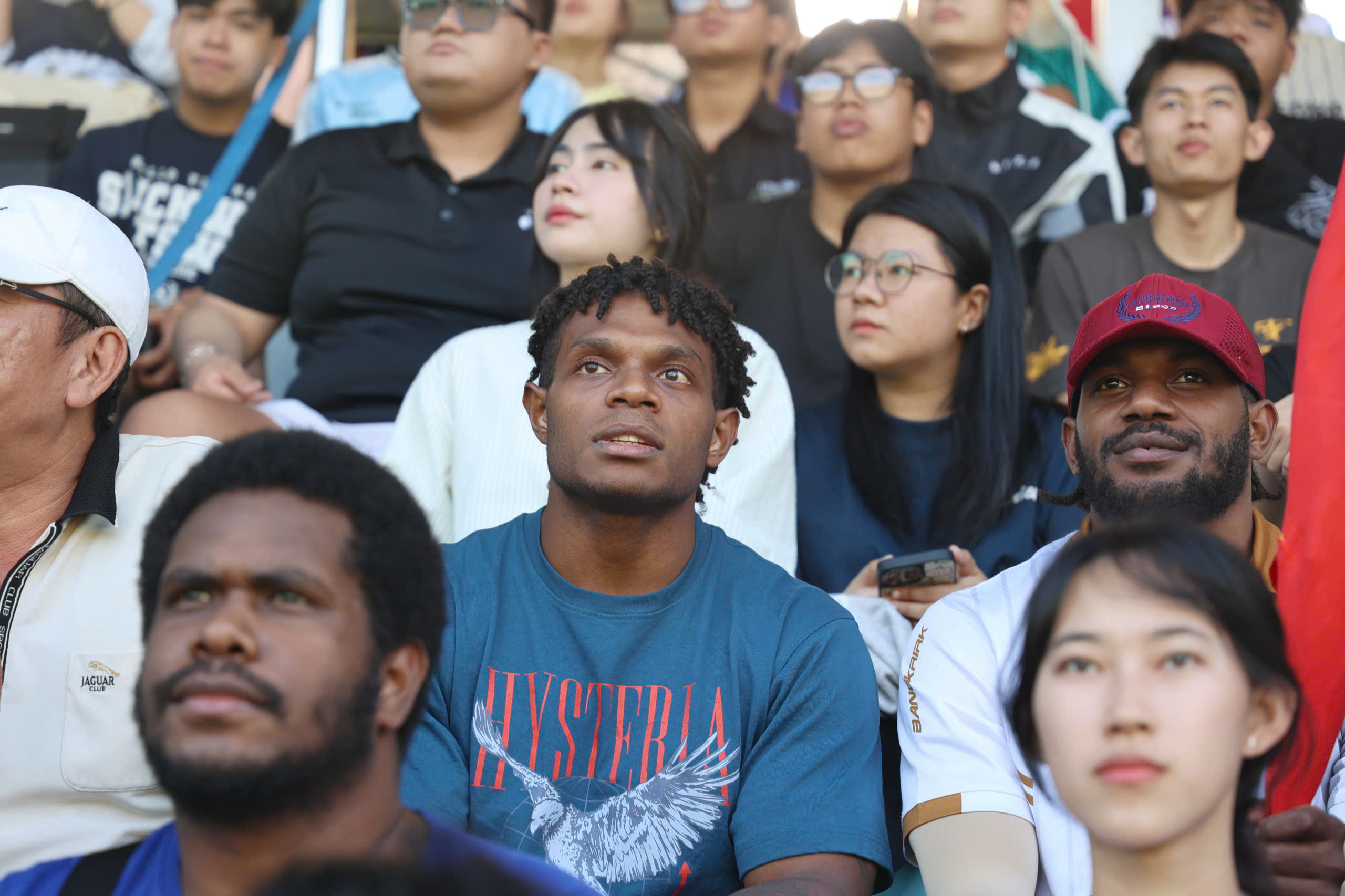 Lưu học sinh quốc tế cũng ‘bùng nổ’ trên khán đài TNSV THACO Cup 2026- Ảnh 8.