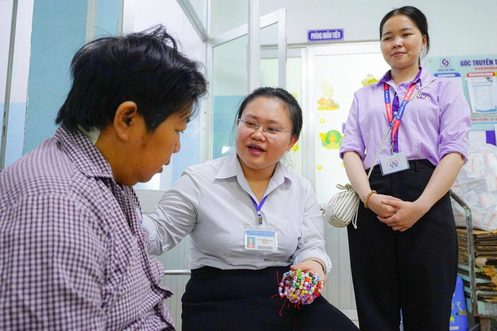 Bệnh nhân suy thận vỡ òa khi được làm điều đầu tiên sau 60 năm cuộc đời - 2