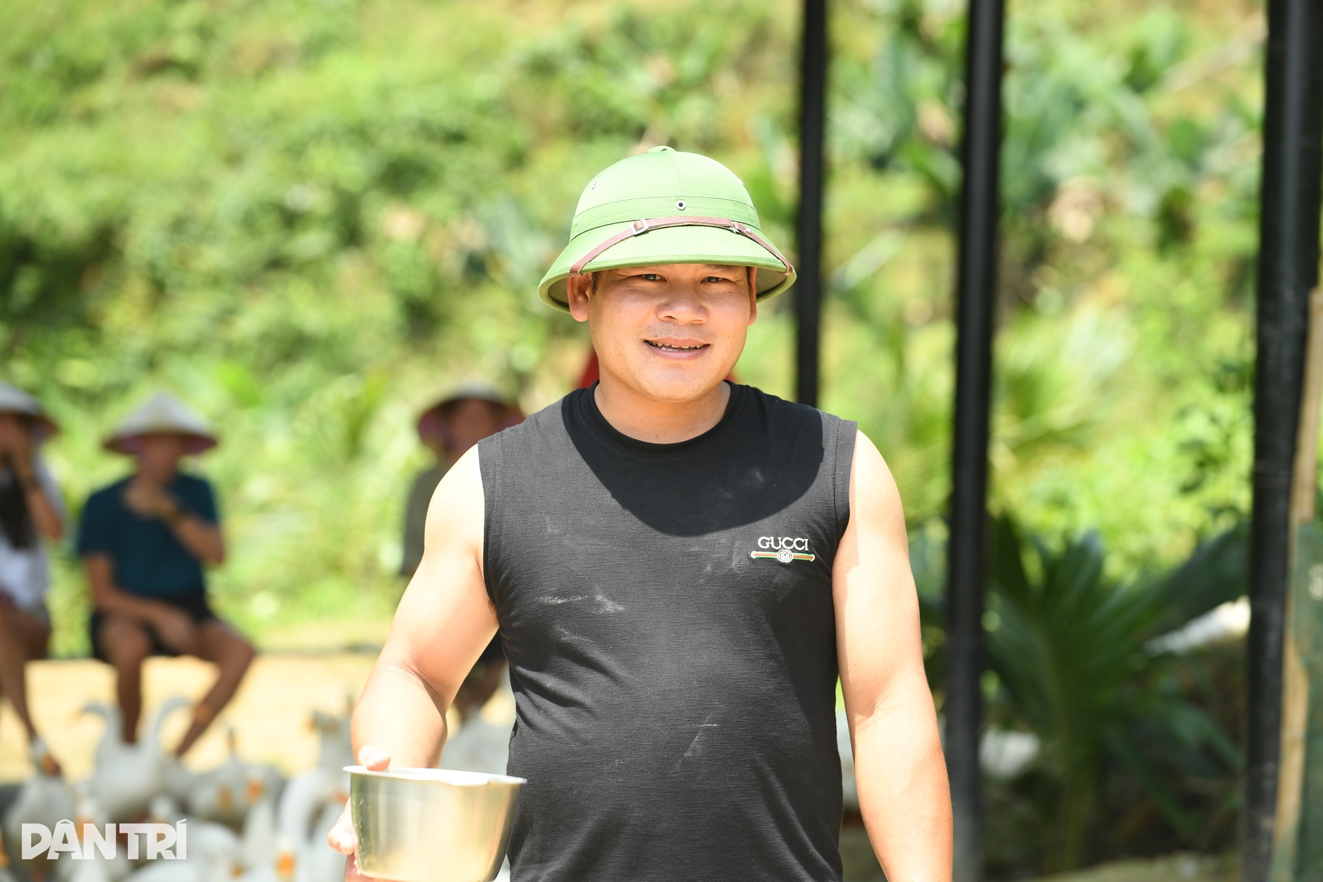 Khách Tây chăn trâu, được vịt massage khi đến Việt Nam du lịch - 3