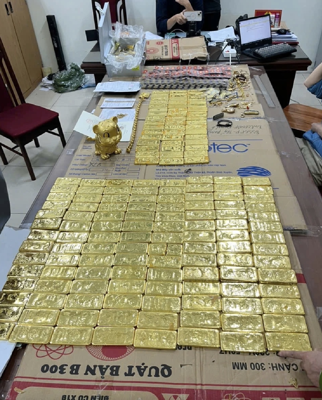 2 cựu công an giúp Mr.Pips những gì để nhận thù lao tiền tỉ? - Ảnh 2.