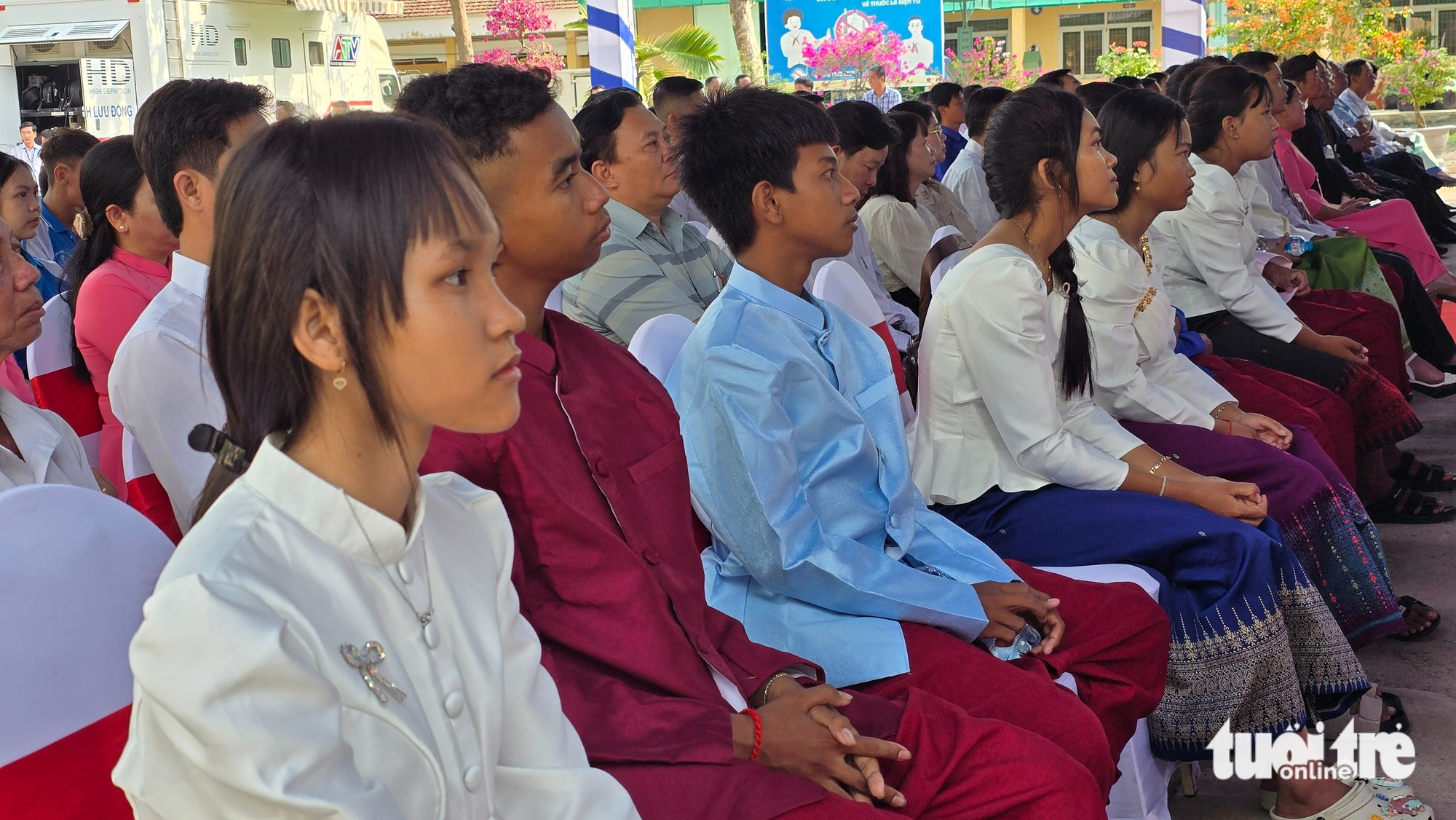 Xây trường nội trú, chăm lo việc học và đời sống cho học sinh vùng khó khăn - Ảnh 7.