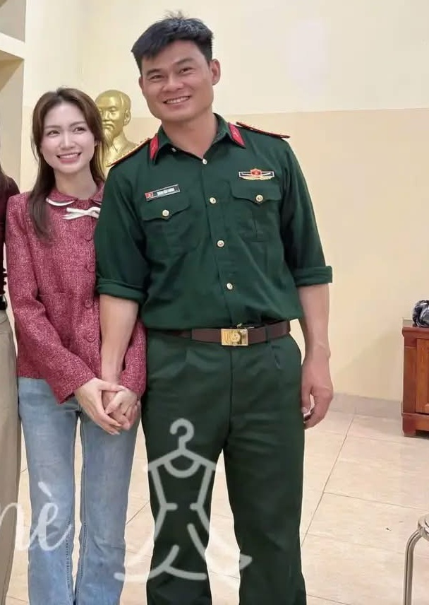 Đại uý Thăng Văn Cương đưa Hoà Minzy đi ra mắt bạn bè, còn ôm eo tình tứ quá đây này!- Ảnh 2.