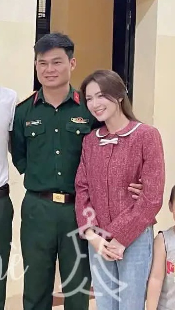 Đại uý Thăng Văn Cương đưa Hoà Minzy đi ra mắt bạn bè, còn ôm eo tình tứ quá đây này!- Ảnh 3.