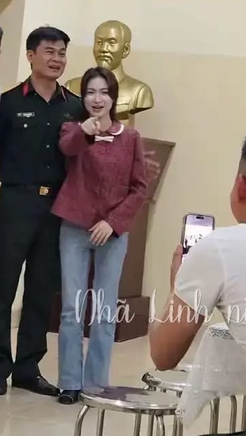 Đại uý Thăng Văn Cương đưa Hoà Minzy đi ra mắt bạn bè, còn ôm eo tình tứ quá đây này!- Ảnh 4.