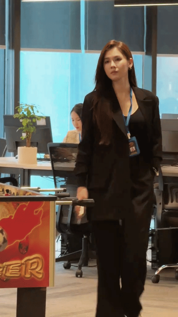 Dâu hào môn Vbiz biến phim trường thành sàn diễn: Chân dài vô cùng tận, cả tủ đồ bộ nào cũng sang- Ảnh 4.