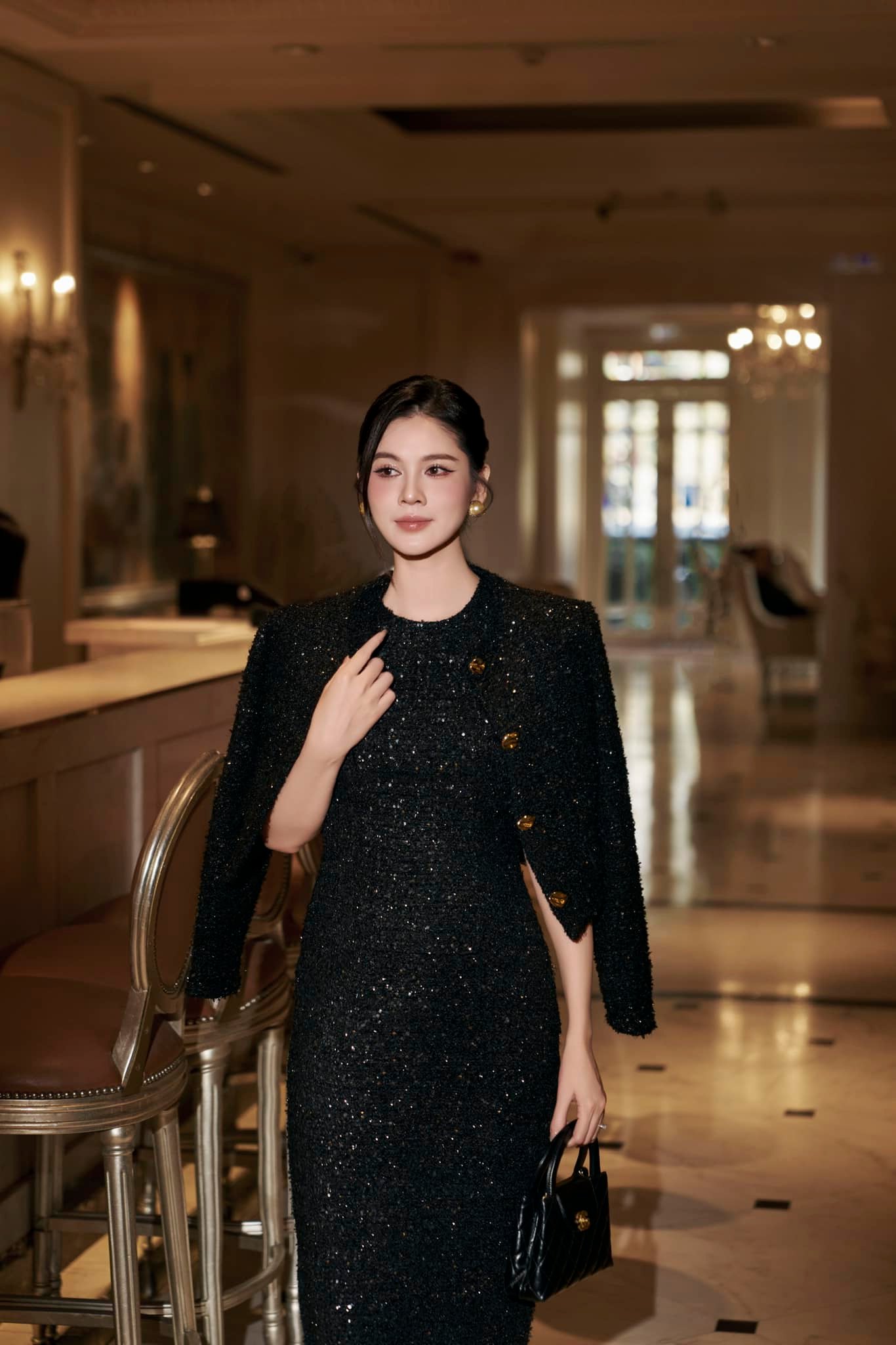 Dâu hào môn Vbiz biến phim trường thành sàn diễn: Chân dài vô cùng tận, cả tủ đồ bộ nào cũng sang- Ảnh 8.