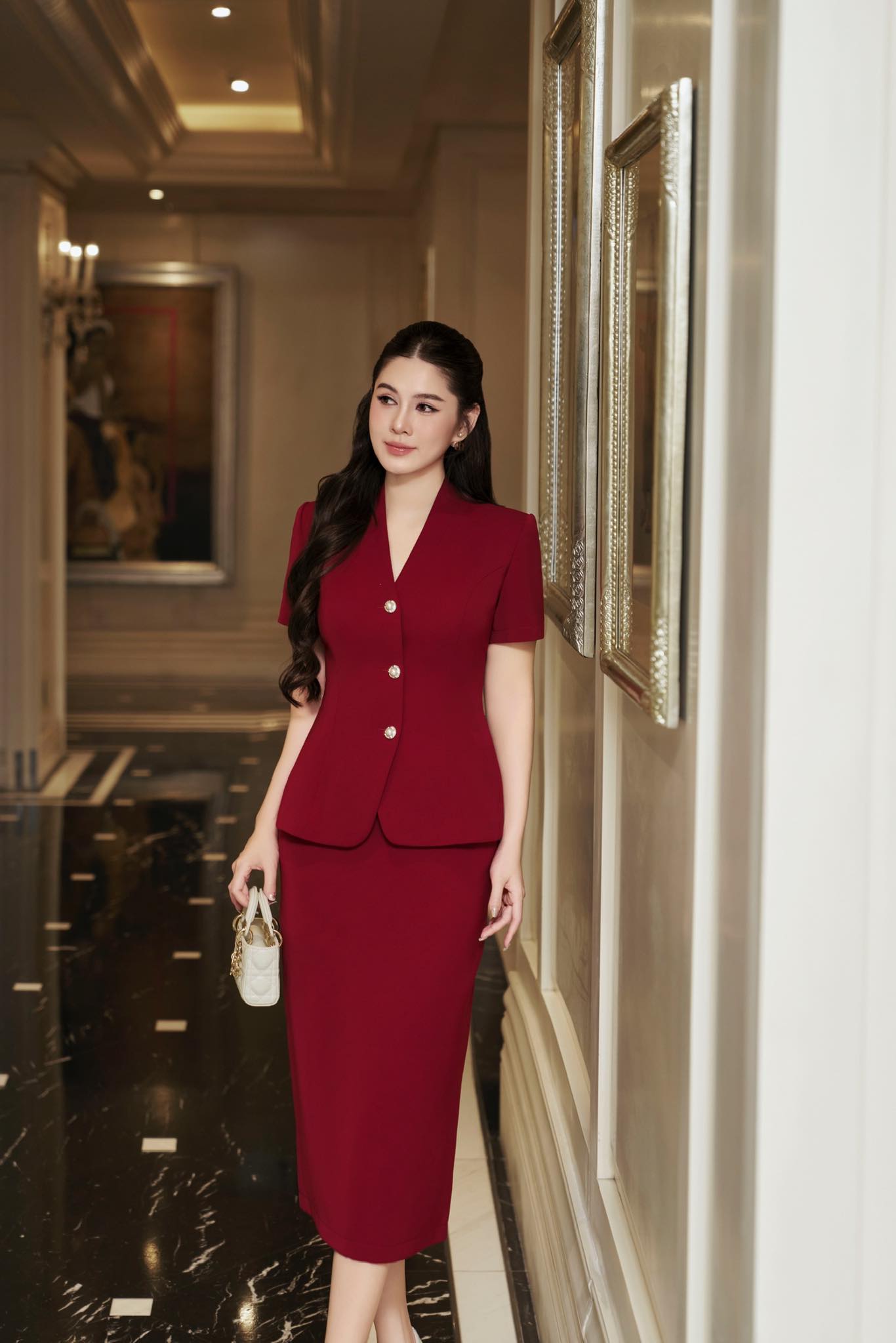 Dâu hào môn Vbiz biến phim trường thành sàn diễn: Chân dài vô cùng tận, cả tủ đồ bộ nào cũng sang- Ảnh 9.